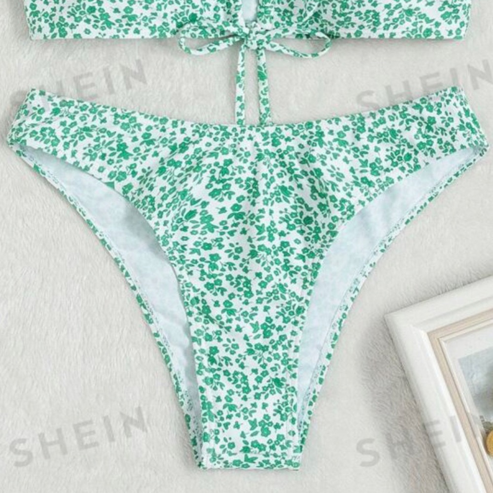 SHEIN BOTTOMS ONLY!!! Mod Ditsy Floral
Print Bikini Bottoms!